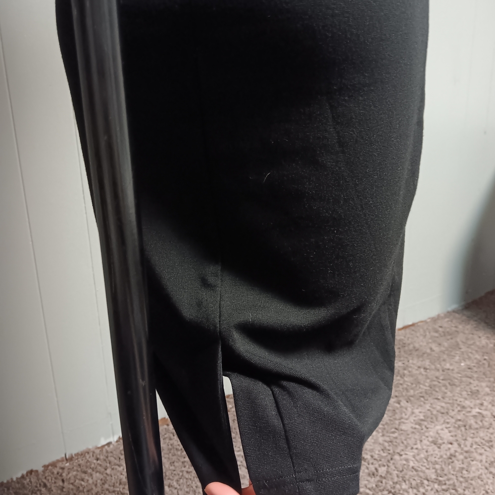 Elegant Black and Red Bodycon Dress - Picture 5 of 6